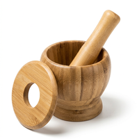 Mortier et pilon à ail en bambou avec couvercle, vue produit sur fond blanc