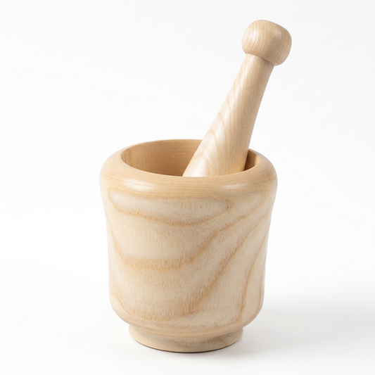 Mortier et pilon en bois naturel pour ail et gingembre, vue produit sur fond blanc