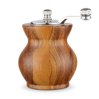 Moulin à poivre en bois à manivelle, forme vase, vue produit sur fond blanc