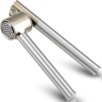 Presse-ail inox à manches tubulaires, panier amovible, vue produit sur fond blanc