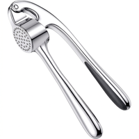 Hachoir presse-ail à levier zinc et inox, vue produit sur fond blanc