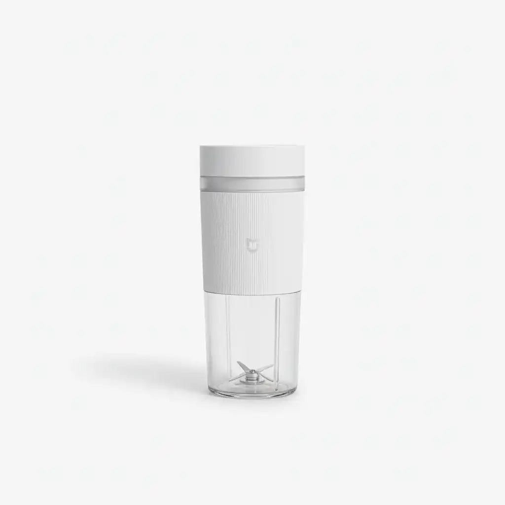 Mini hachoir électrique portable MIJIA 300 ml en situation d'utilisation