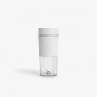 Mini hachoir électrique portable MIJIA 300 ml en situation d'utilisation