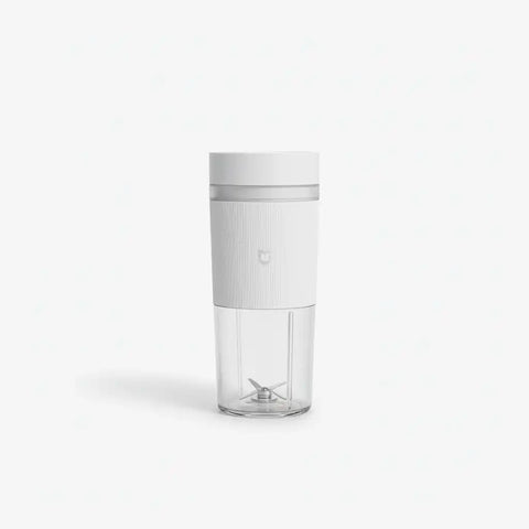 Mini hachoir électrique portable MIJIA 300 ml en situation d'utilisation