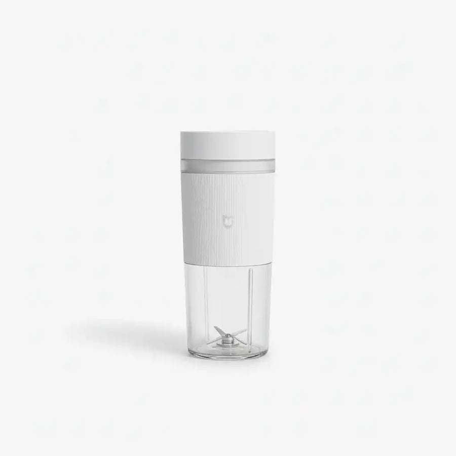 Mini hachoir électrique portable MIJIA 300 ml en situation d'utilisation