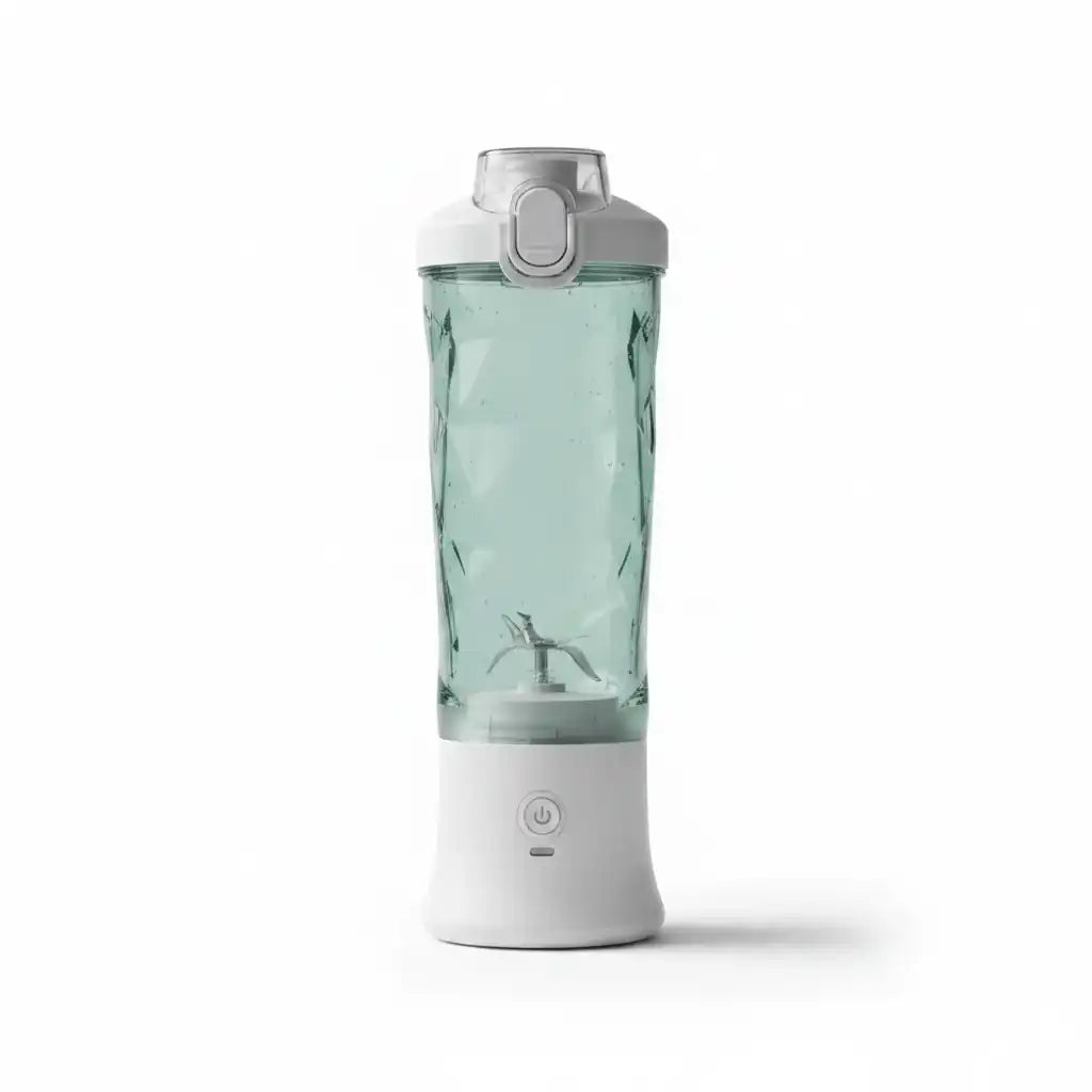 Mixeur portable rechargeable avec cuve transparente à facettes diamant et base blanche, sur fond blanc