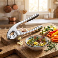 Hachoir presse-ail à levier zinc et inox, en situation dans la cuisine
