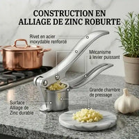 Hachoir presse-ail manuel en alliage de zinc antidérapant en action - Préparation culinaire rapide