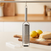 Râpe plate inox 304, poignée tube, en situation dans la cuisine