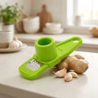 Hachoir râpe à ail et gingembre, vert, en situation dans la cuisine